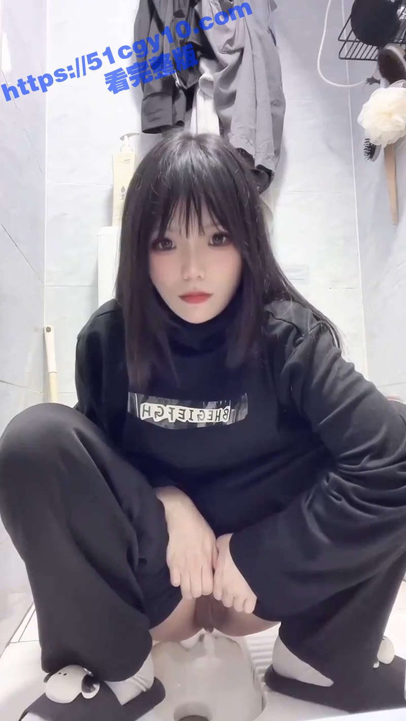 清纯女大学生高价定制私拍 靓丽少女厕所放尿瞬间 双马尾学生套装扣穴吃鸡！