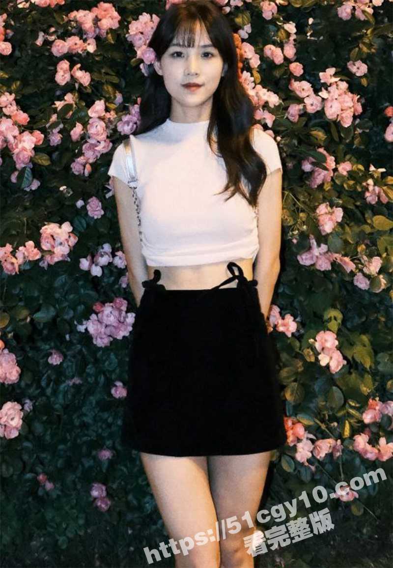 高颜值清纯学生妹 身材高挑酥胸大长腿 沐浴结束展现完美酮体 阴唇乌黑发紫看来没少挨炮啊！