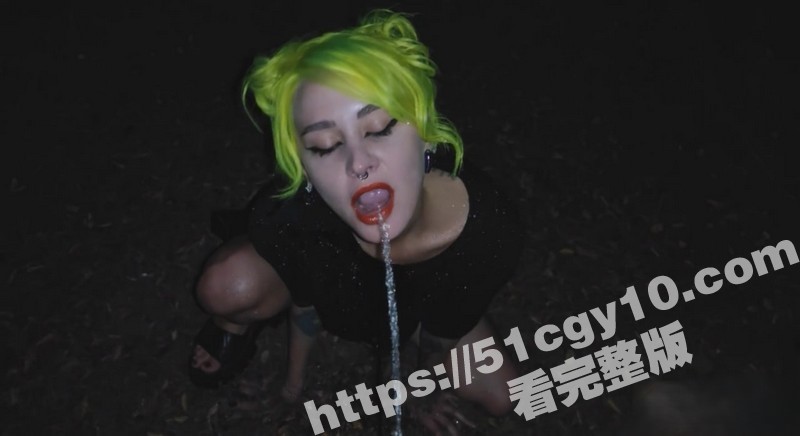 重口预警！欧美绿发妹子 ForestWhore 调教视频泄密 户外掏肛喝尿 被扔鸡蛋淋尿凌辱 炸裂到爆！