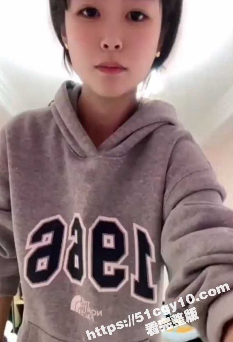 清纯大一学妹网调视频流出 可爱母狗竟叼着袜子淫骚自慰 中指抠穴手搓美乳 羞耻感爆棚！
