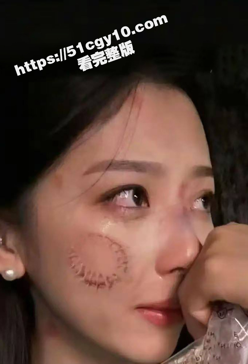 太离谱！两女子飞机上互嫌味道刺鼻打架 深航空姐劝架被咬伤 咬人现场视频流出 脸上咬痕触目惊心！