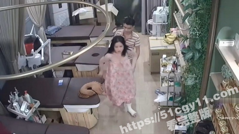 大奶老板娘偷情精壮小伙 被掰开双腿强行舔逼 无套强上打桩 淫叫连连！