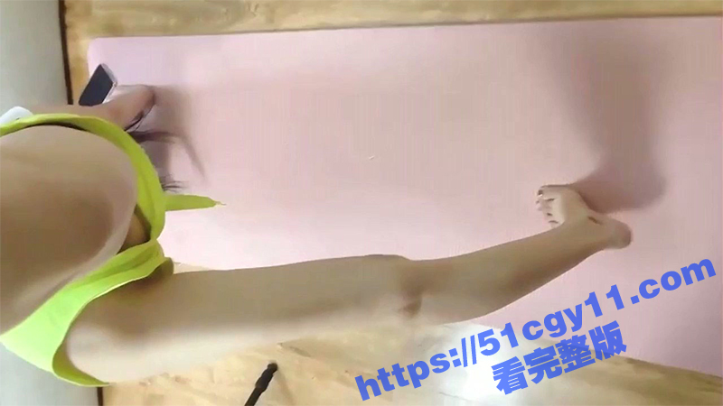老婆不在家偷偷潜入小姨子房间 小骚货做瑜伽居然不穿内衣裤 脱了裤子提屌就开干 给小姨子都操懵了！