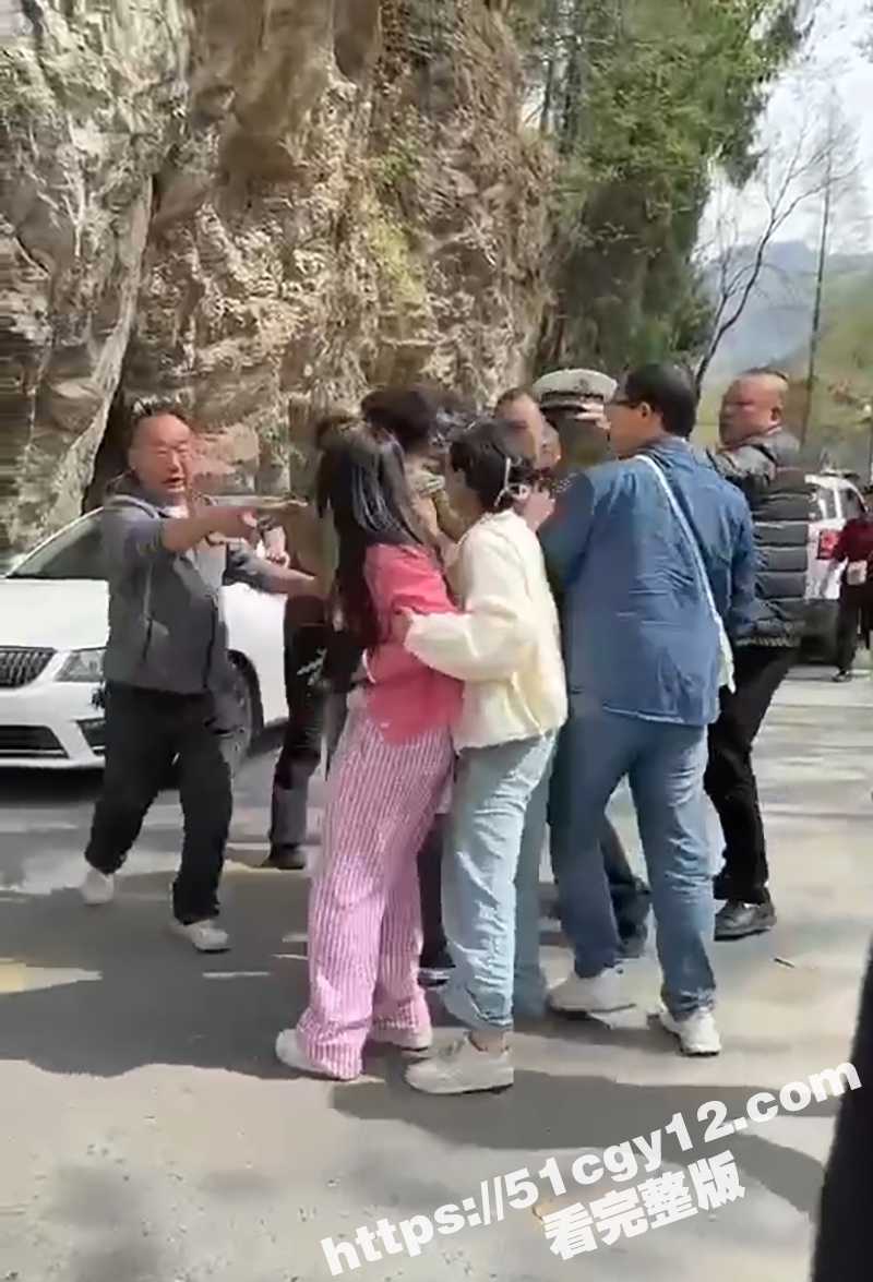 游客打架掏枪- (2)