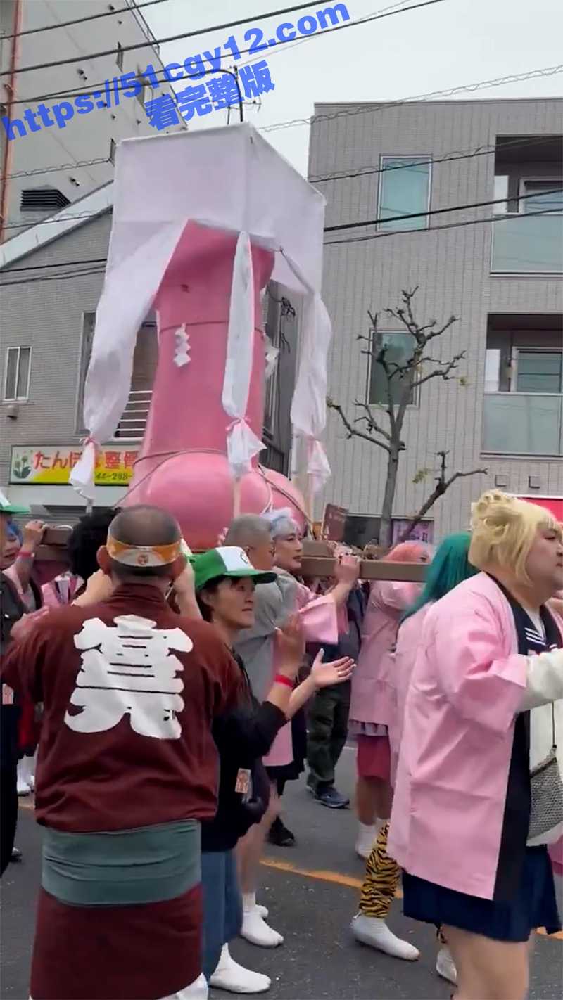 日本举办金枪节游行-3