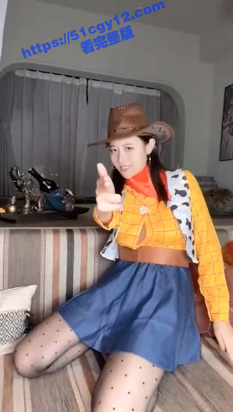 逗逼女神cos西部牛仔的野性表演 各种神经质表演层出不穷 双乳当机枪扫射 肥臀拍的啪啪作响！