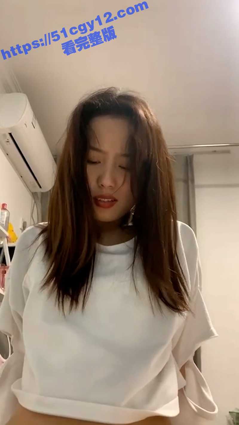 瓜友投稿！约操极品反差嫩妹 肉棒插嘴炮机插穴 一根鸡巴效仿3P性爱 小穴淫水止不住的外喷！