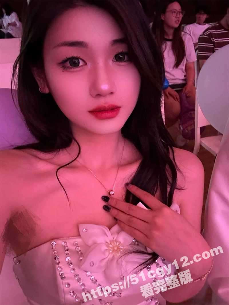 山东高颜值学生妹 李莹 被渣男网络招聘模特套路自拍 洗澡自慰展示绝美身材 裸体视频全网疯传！