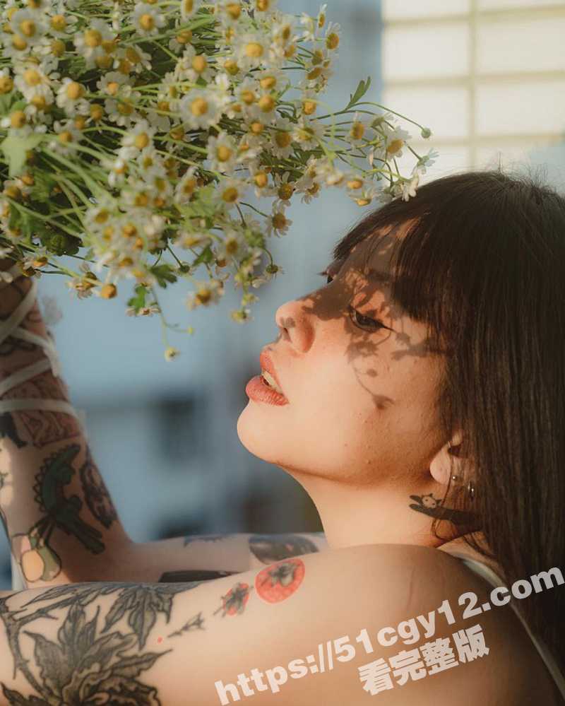 气质短发纹身妹 户外拍摄大尺度写真 被摄影师加价口交内射 做爱全过程还惨遭外流！