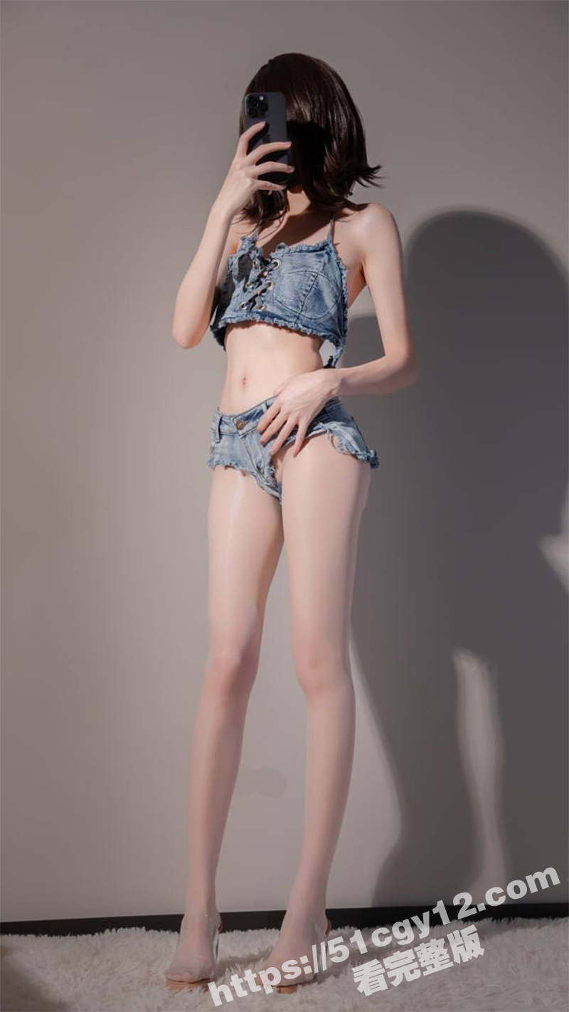 顶级身材福利姬 小桃 化身榨精魅魔 齐B牛仔裤长腿尤物 水晶棒激情自慰 白浆肆意流淌！