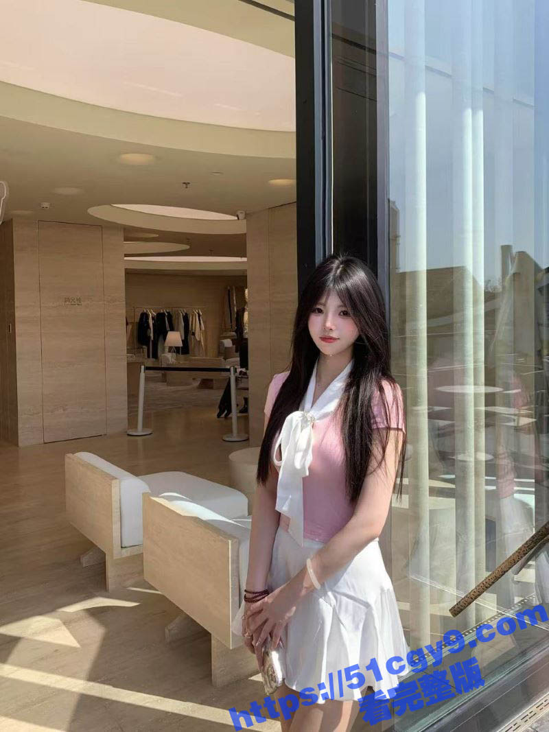 富二代酒店约炮长发美少女 白嫩酥胸宛如人间极品 富哥扶腰猛插干的母狗淫叫连连！
