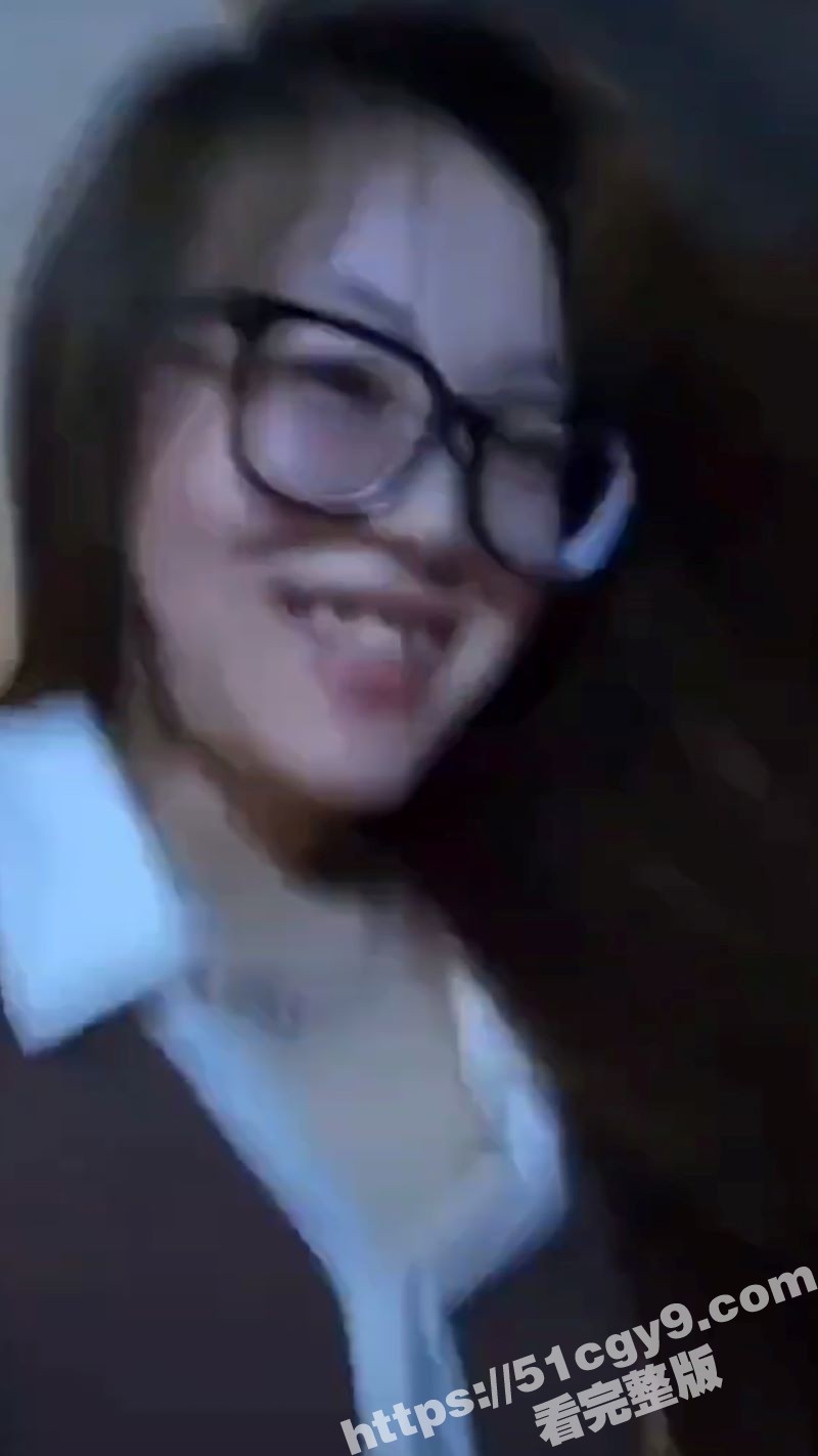 抖音反差眼镜少妇 竟在直播间激情啪啪 超骚的呻吟声让粉丝浮想联翩！