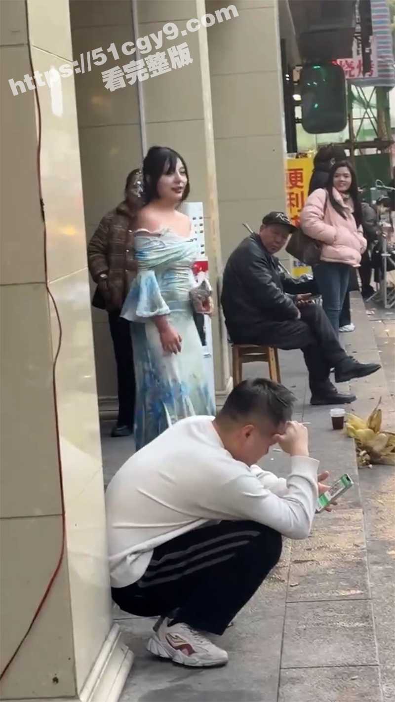 长沙解放西路 嫩妹网红邀请路人拍段子 谁知哥们儿上来对着大奶一顿抓！