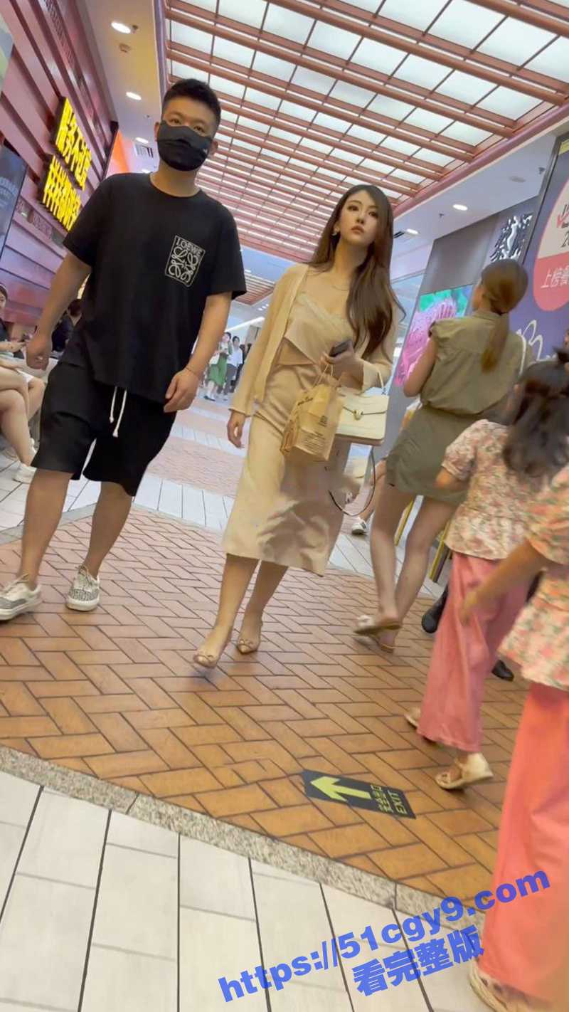 偷拍抄底无内模特-2