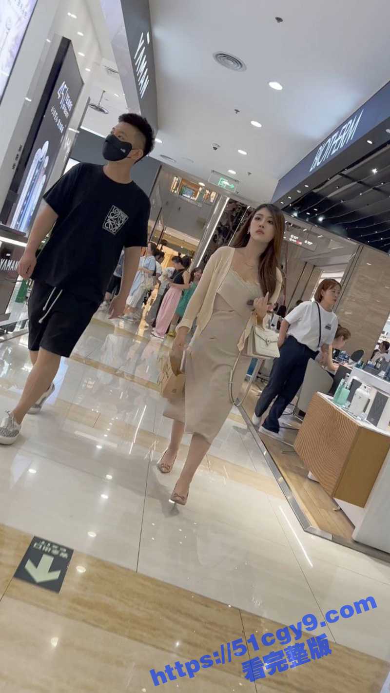 偷拍抄底无内模特-4