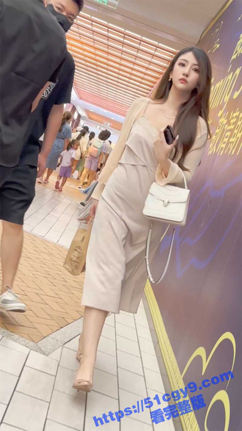 街拍抄底大神 偷拍模特级御姐 完美翘臀白皙大长腿居然不穿内裤出门 简直不要太骚啊！