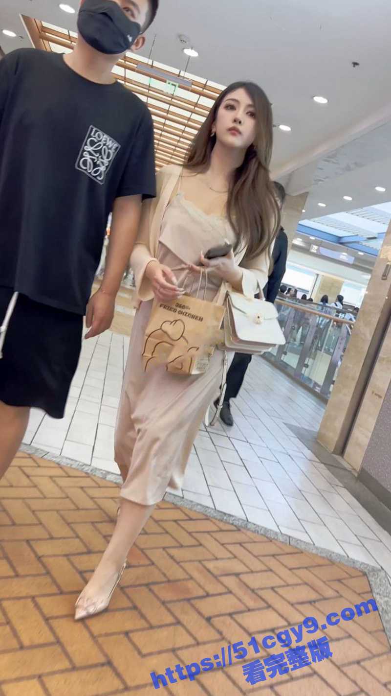 偷拍抄底无内模特-3