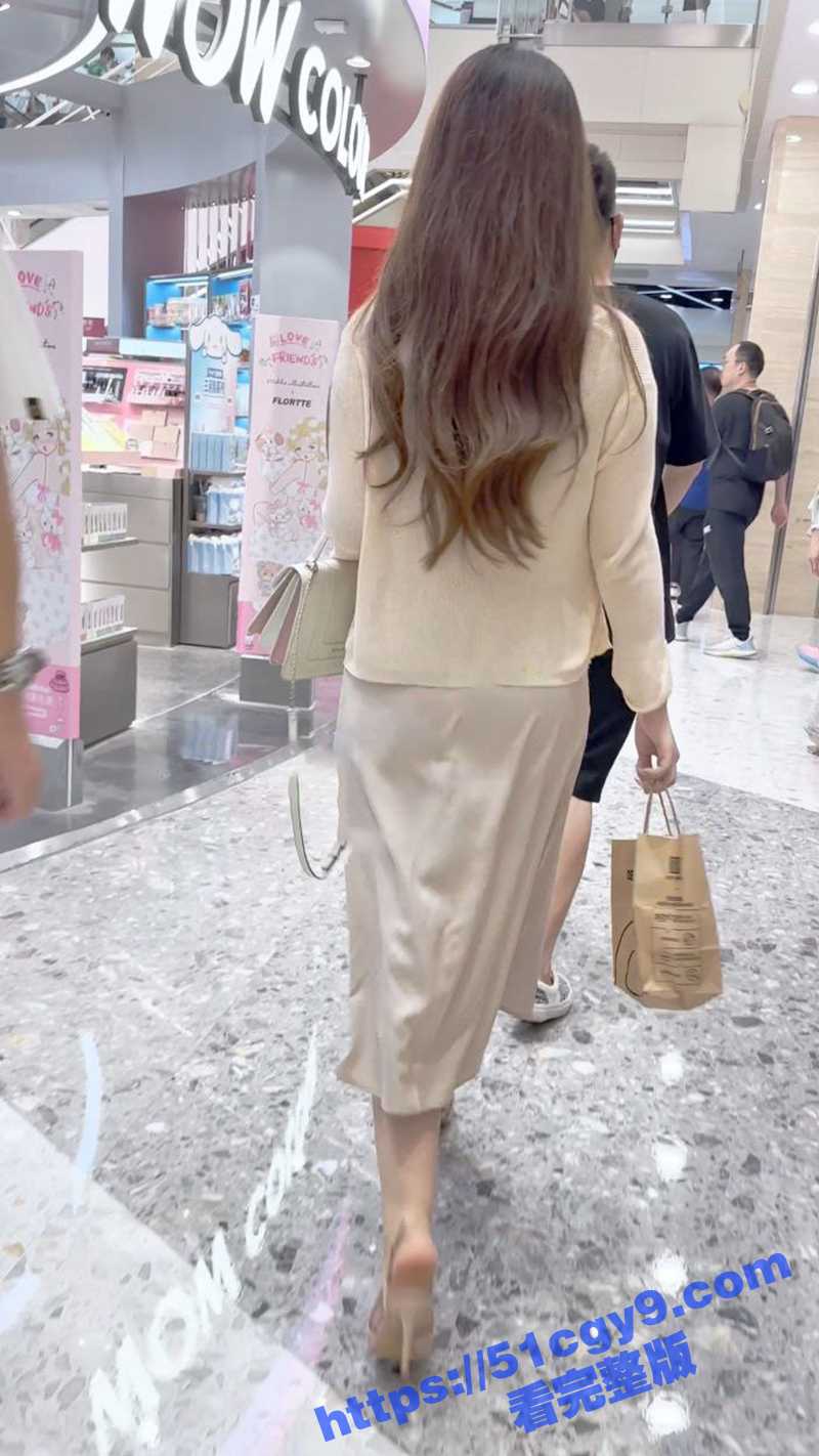 偷拍抄底无内模特-8