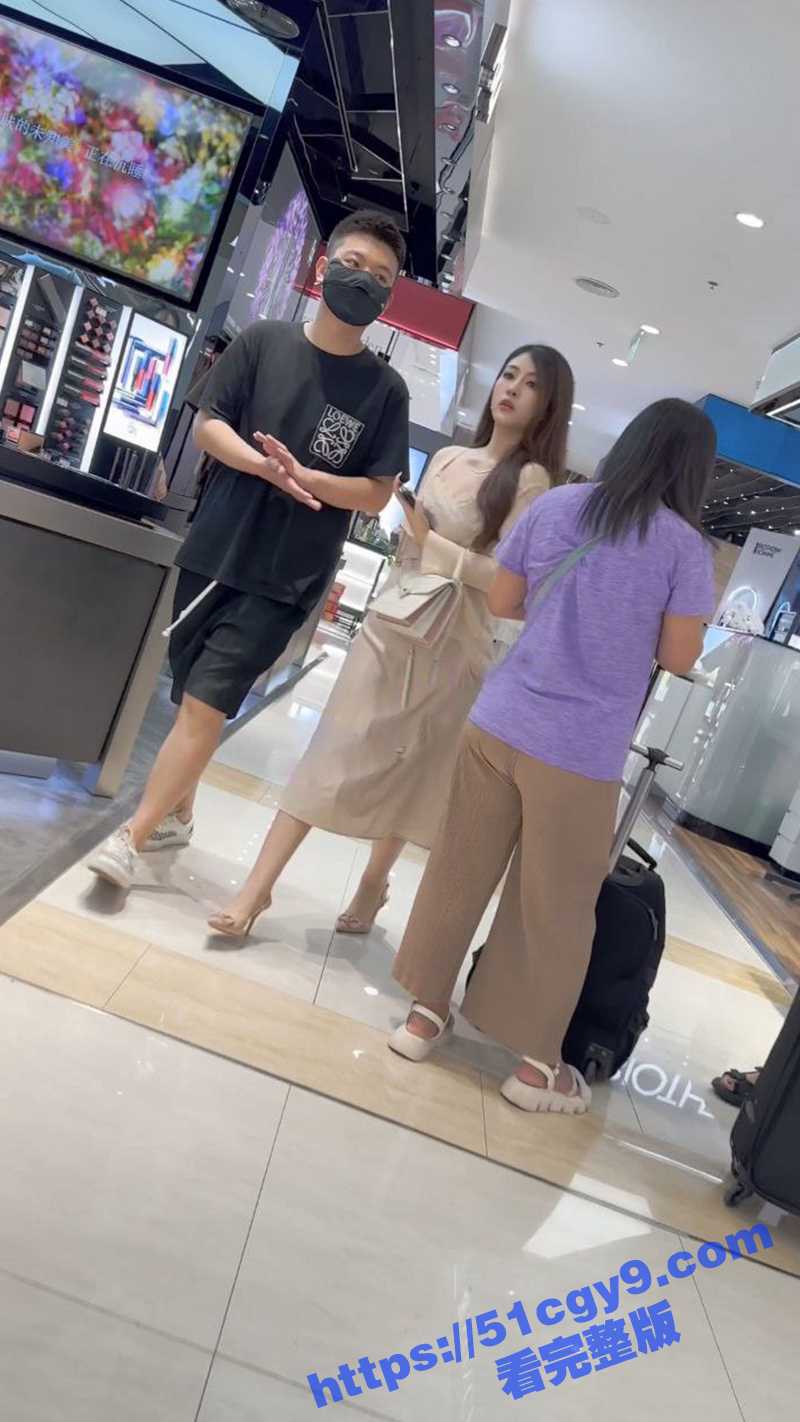 偷拍抄底无内模特-6