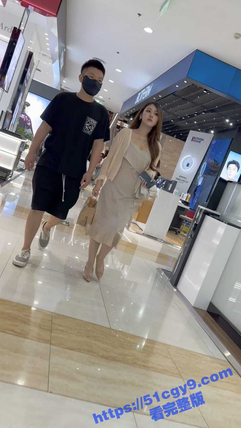 偷拍抄底无内模特-7