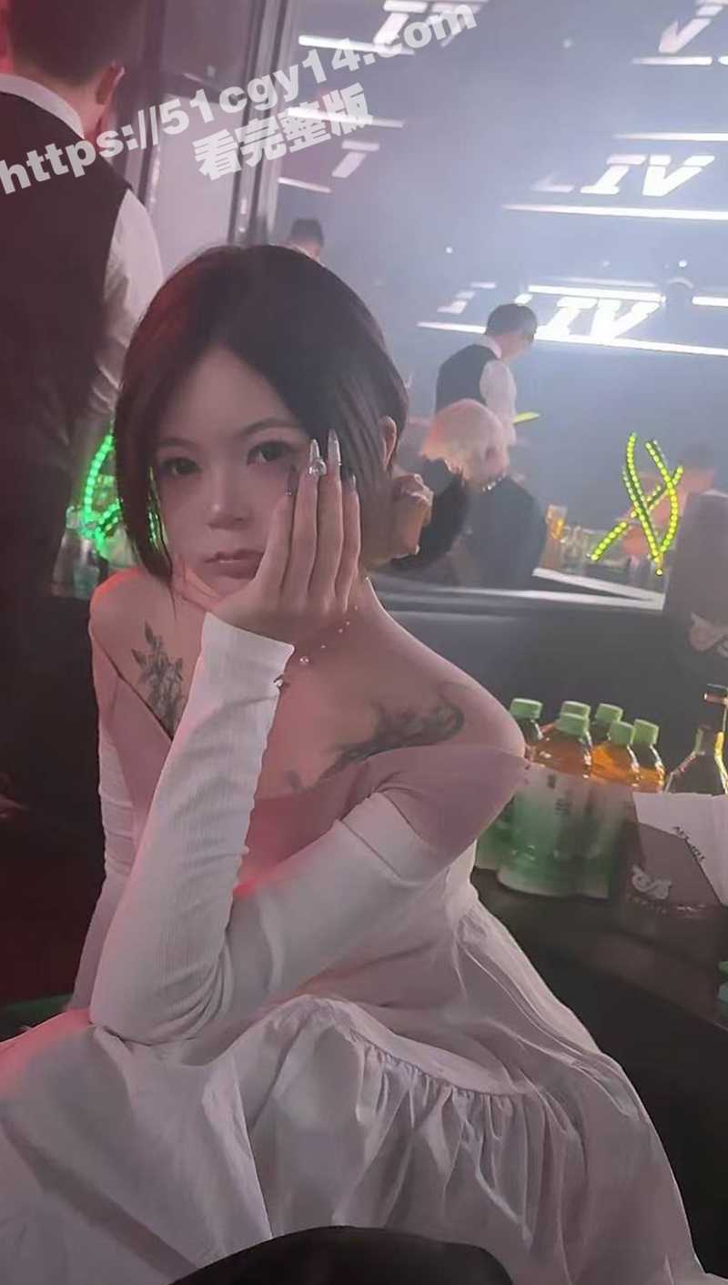 精神小妹酒吧做爱-2