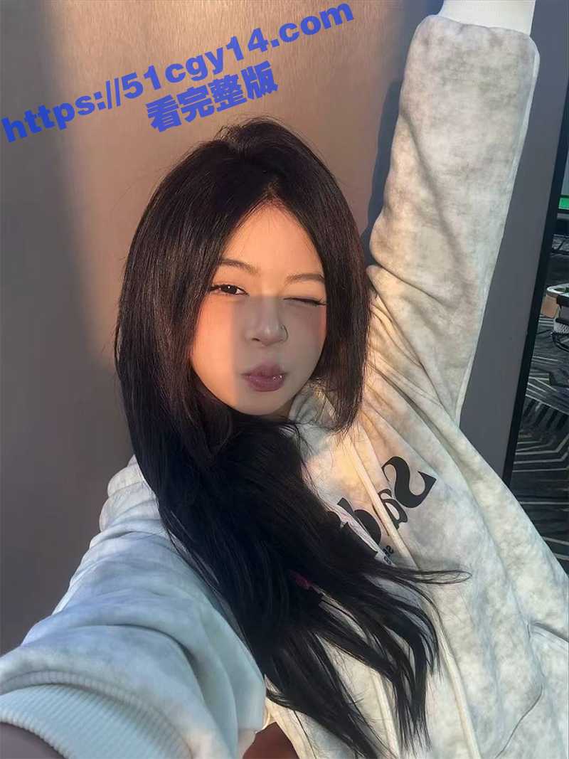 精神小妹酒吧被两名渣男灌醉诱奸 大庭广众之下3P开操 后边的妹子看傻眼了！