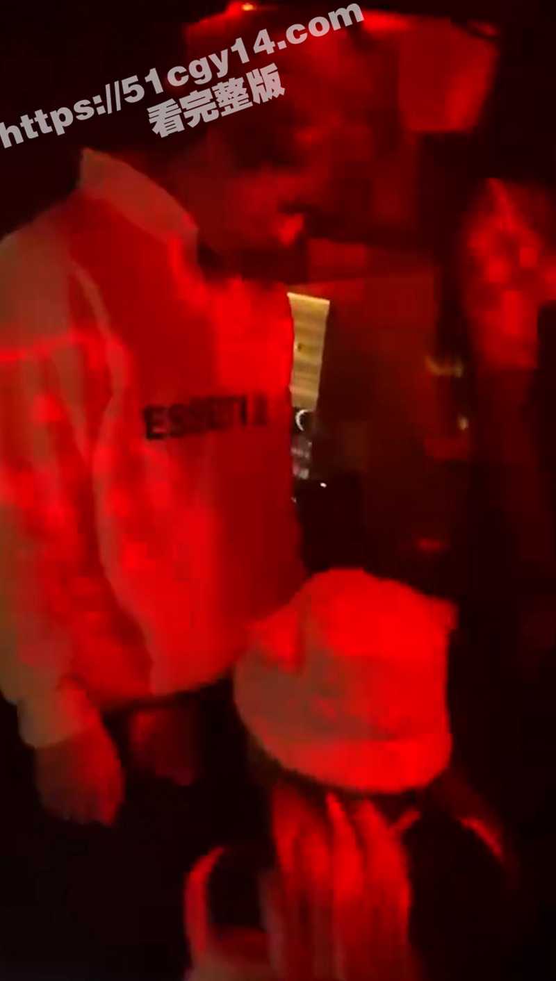 精神小妹酒吧做爱-4