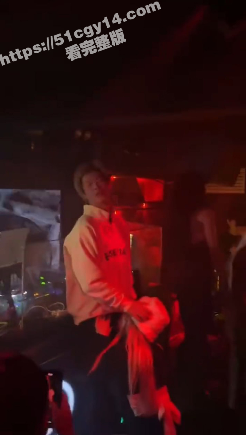 精神小妹酒吧做爱-3