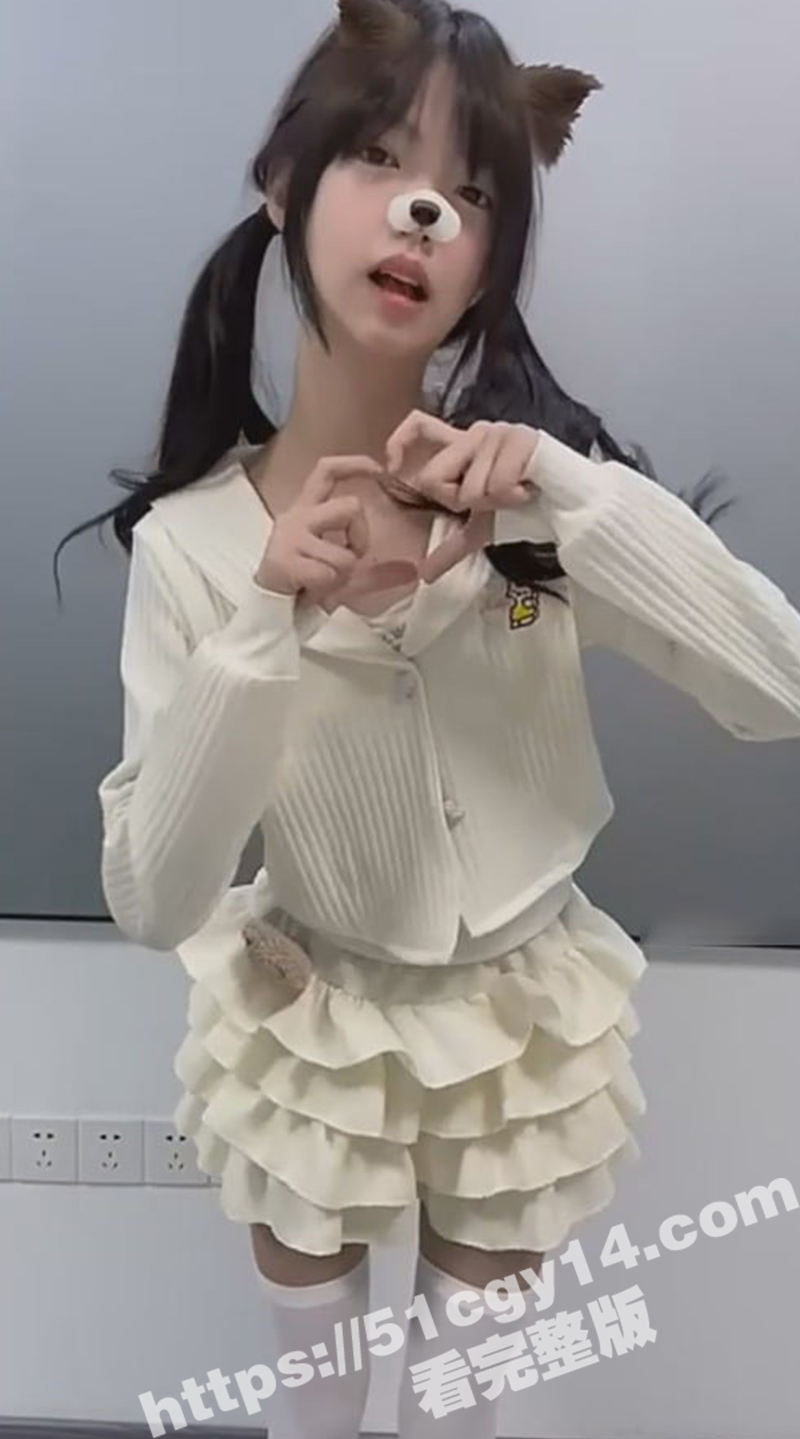 火爆全网的和服女孩 莹莹哦u 顶级白幼瘦身材 粉嫩白虎就是天生的精盆肉便器！