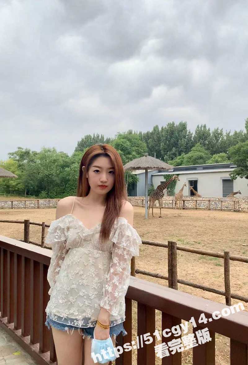 这样的蜜桃女友你想要吗？极品小护士与男友做爱竟被渣男偷拍曝光 这大屁股后入起来真带劲！