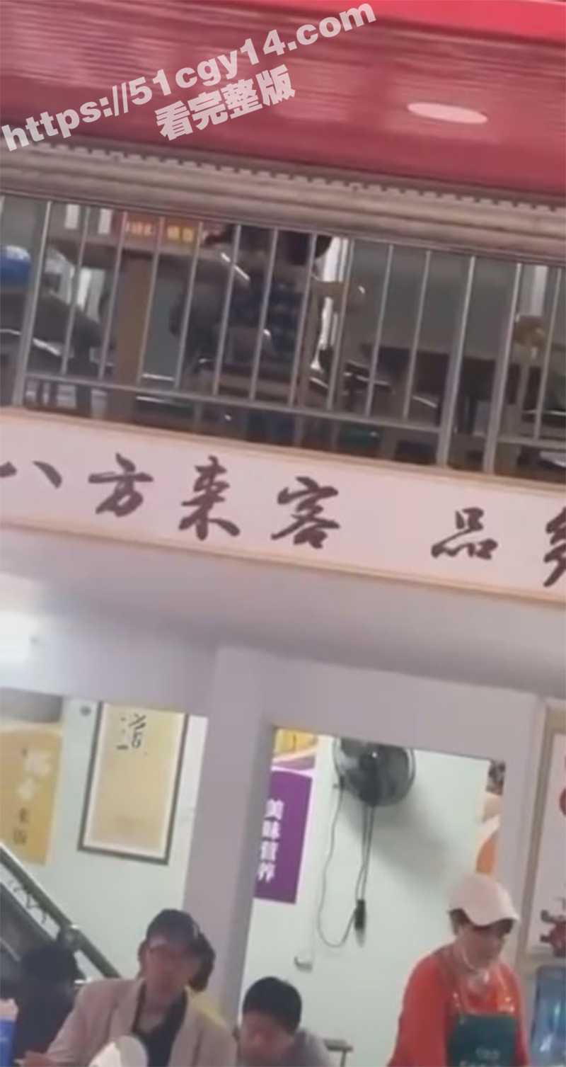 广西河池热瓜！八方来客二楼 精神小妹与男友激情做爱 上演观音坐莲 惊呆楼下吃瓜群众 ！