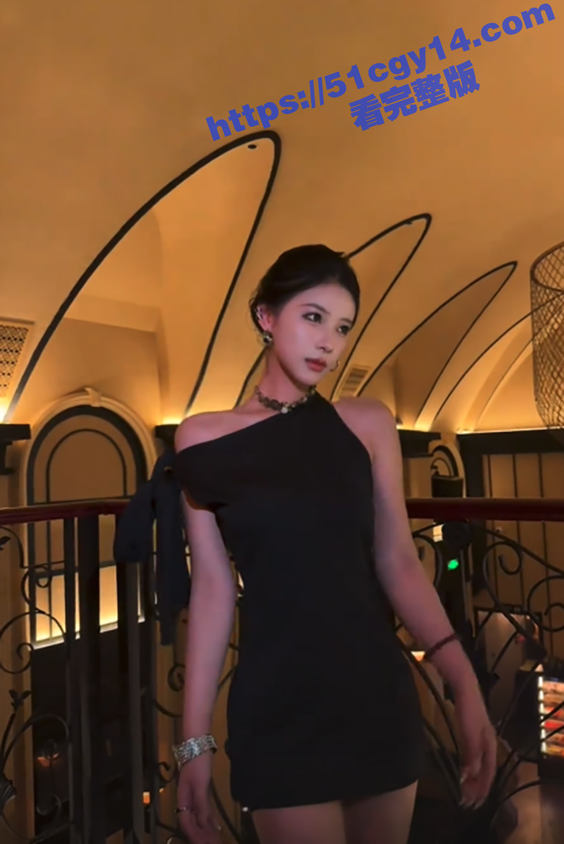 推特博主 一杆钢枪 最新视频中的女主竟是抖音网红 阿凡琦 户外野战激情3P 声音身材完全暴露 实锤无疑！