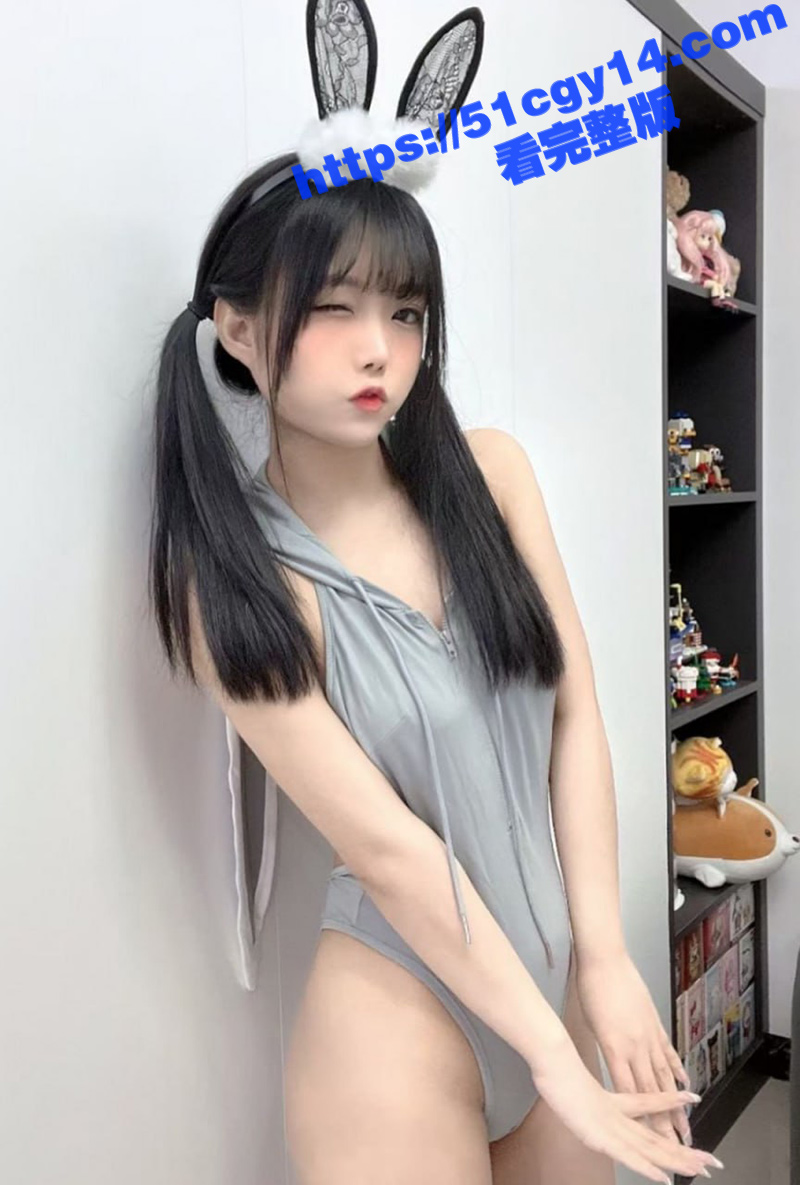 高颜值学生妹 穿着JK情趣制服被富二代网调 外表清纯身材火辣 一线天白虎馒头穴十分诱人！