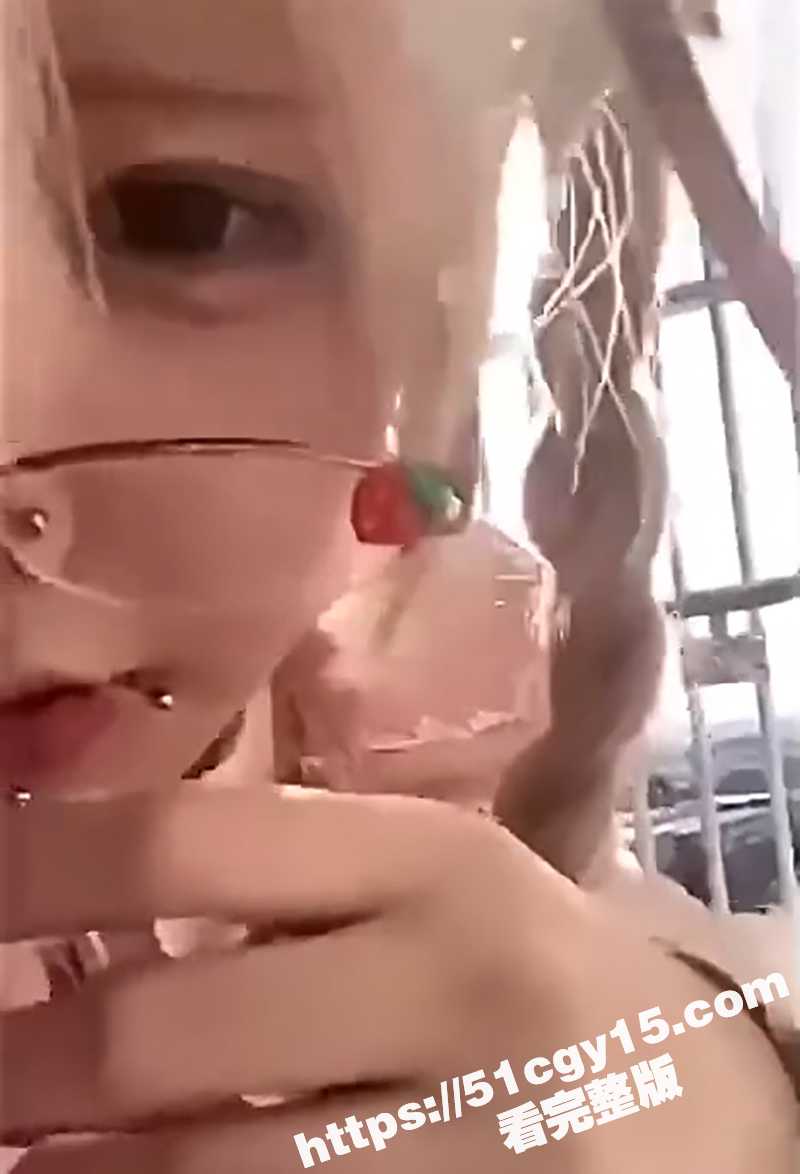 震惊！日本花季少女直播时突然跳楼！刚刚得知男友出轨背叛 直接爬上栅栏从高楼一跃而下！