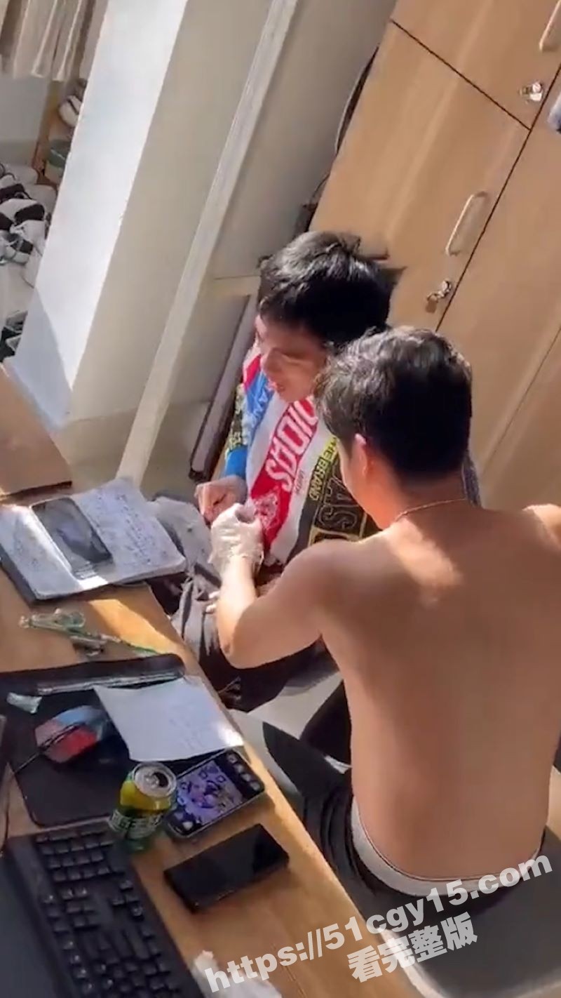 00后宿舍神操作！好兄弟帮处男舍友打飞机 宿舍秒变战场 浪叫声此起彼伏！