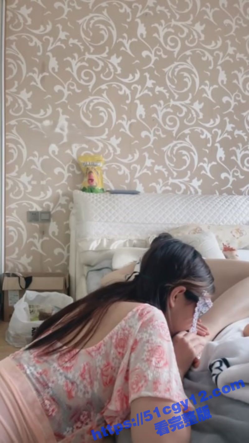 女儿伺候妈妈晨起 (2)