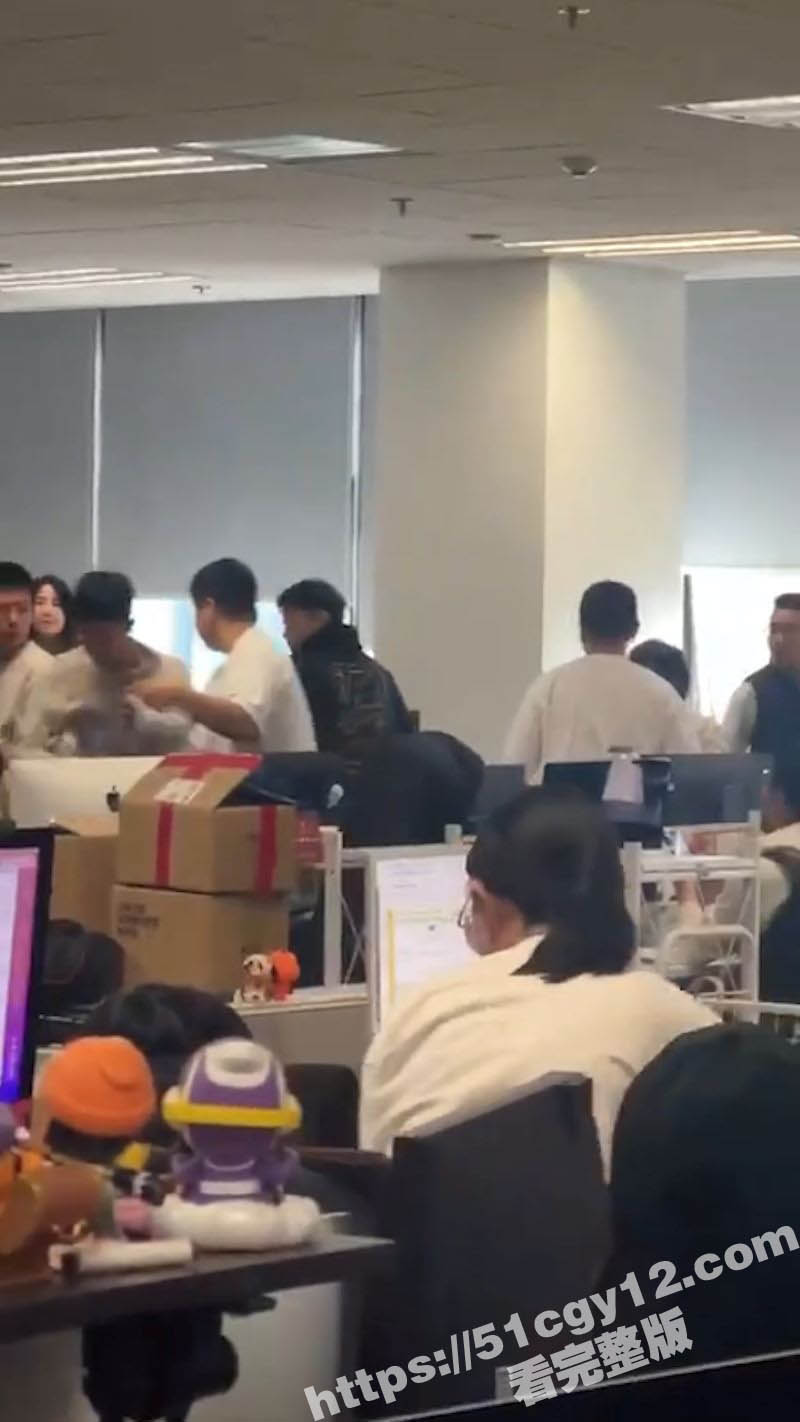京东大瓜火爆全网！管不住屌的东京员工竟约炮供应商老婆 被供应商携全家到公司要说法！