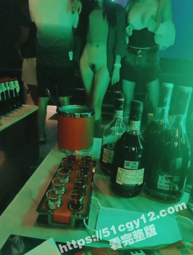 淫乱KTV坐台女激情裸舞-2