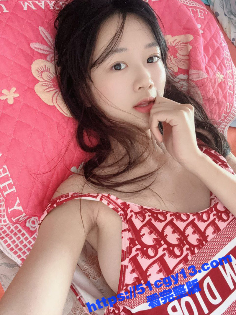 广州金贸学院高颜值毕业生 曾歆瑶 实习期间寂寞难耐 与异地男友视频捏奶露逼不停引诱 这也太骚了吧！