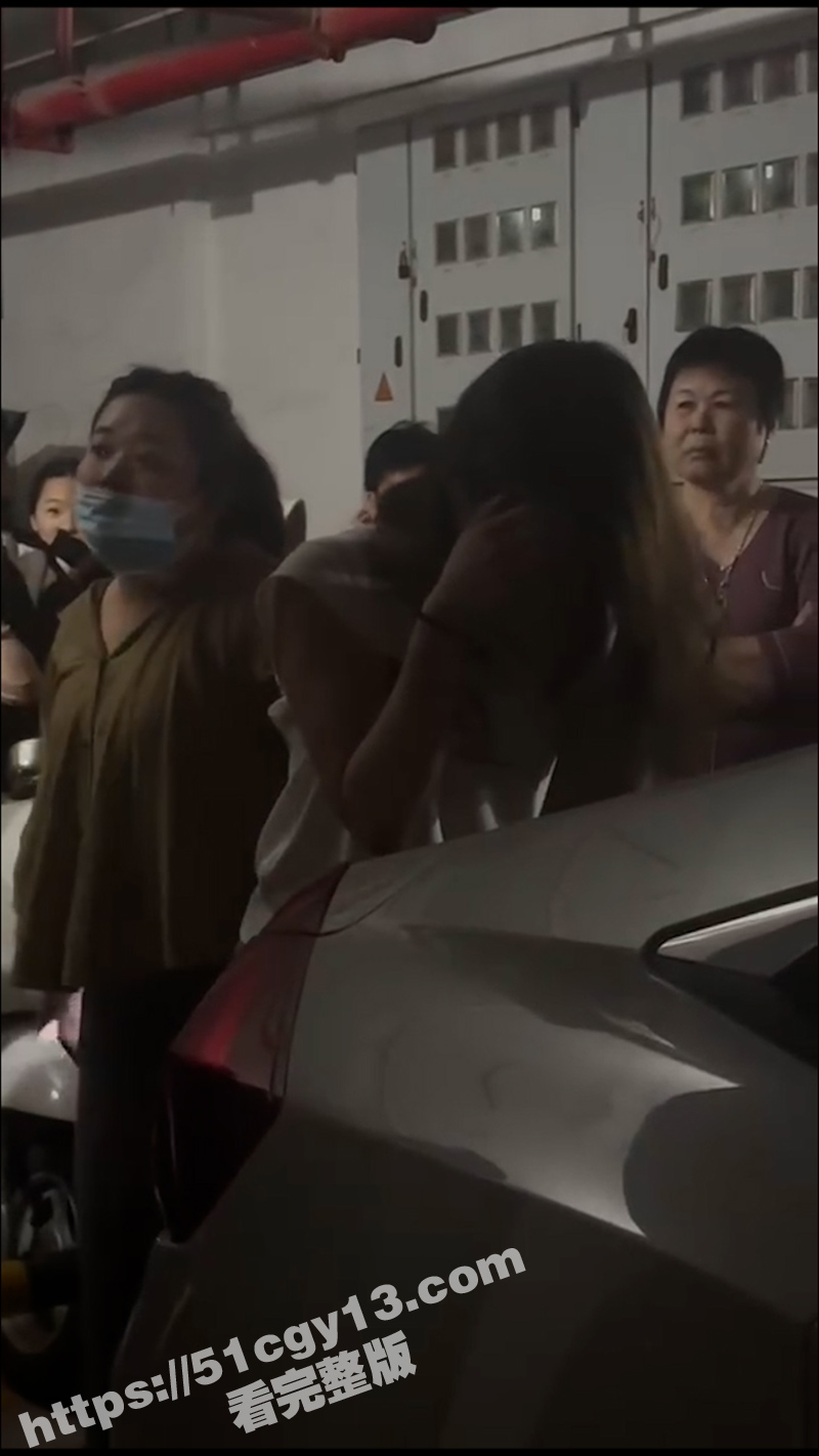 汕头捉奸瓜！正室路边发现老公和年轻小三激情车震 当场破防库库抽大嘴巴子 薅着头发游街示众！太解气了！