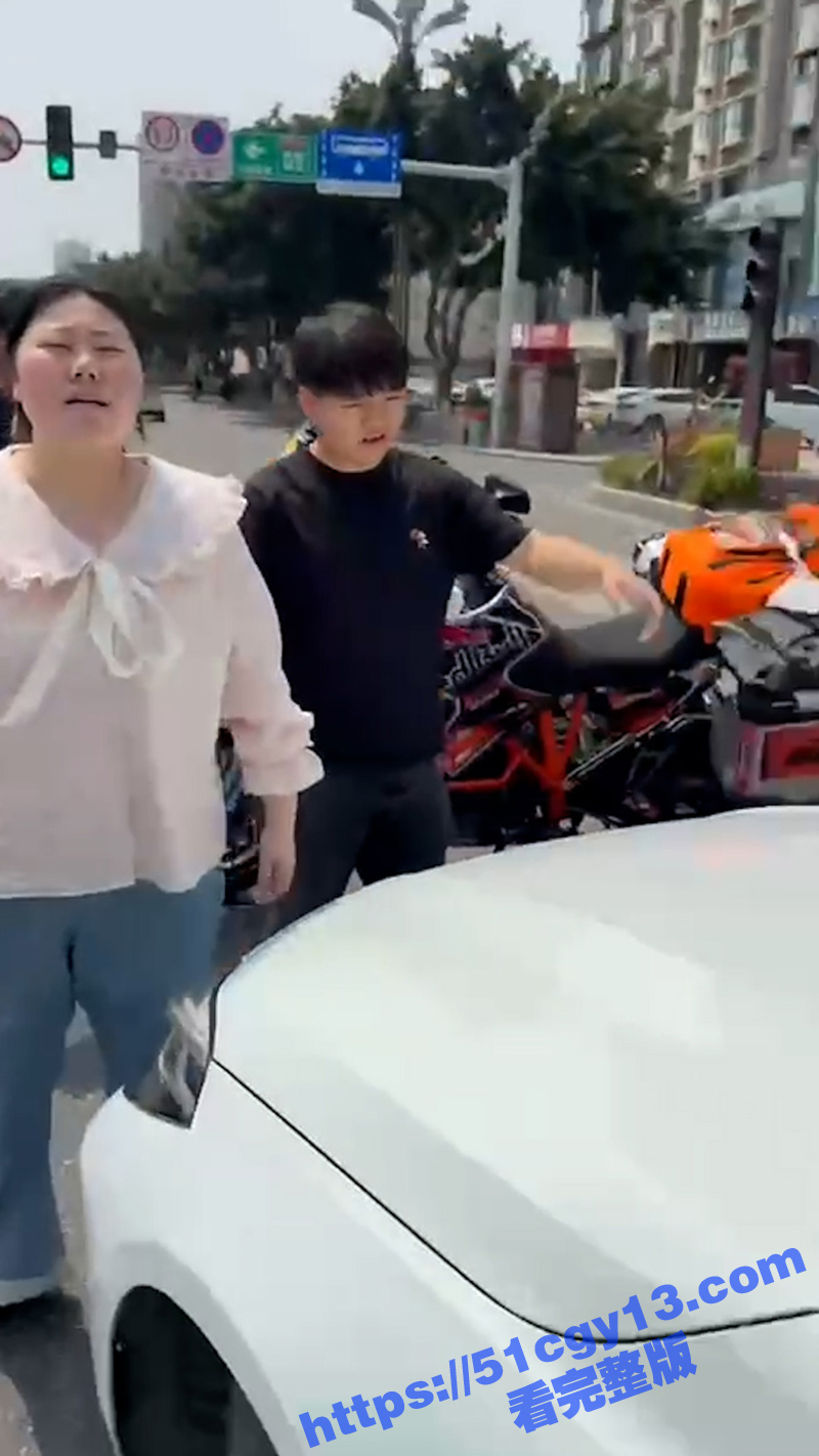 德阳妈逼哥火出圈！抖音网红教训宝马车主 一边让人讲素质 一边妈逼挂嘴边 关键他还有理你说这气不气人！