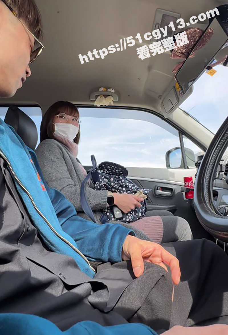 日本真实援交偷拍！眼镜樱花妹第一次玩车震 就主动骑在大叔身上摆臀榨精 这是日本美女与生俱来的天赋吗？