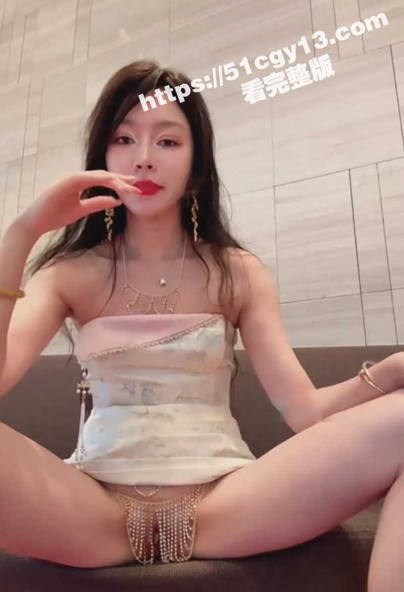 御姐颜值网红 彤彤乖 竟骚出国门！在国外赌场当众露逼 出租车上给印度三哥看骚穴 没被射穿真是奇迹了！