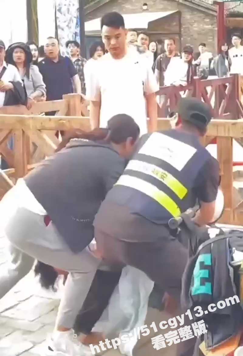 开封万岁山武侠城 游客互殴视频流出 女子打人被当场KO 围观群众大呼比演出精彩 值回票价！