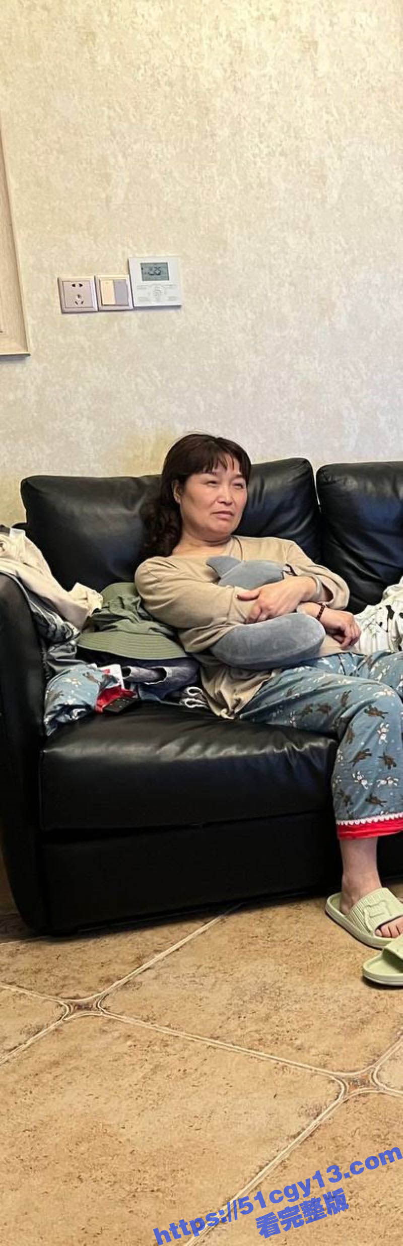 大神真实偷拍自己的亲妈尿尿 多角度展示黑鲍 竟还偷妈妈的内衣裤打飞机 太炸裂了！