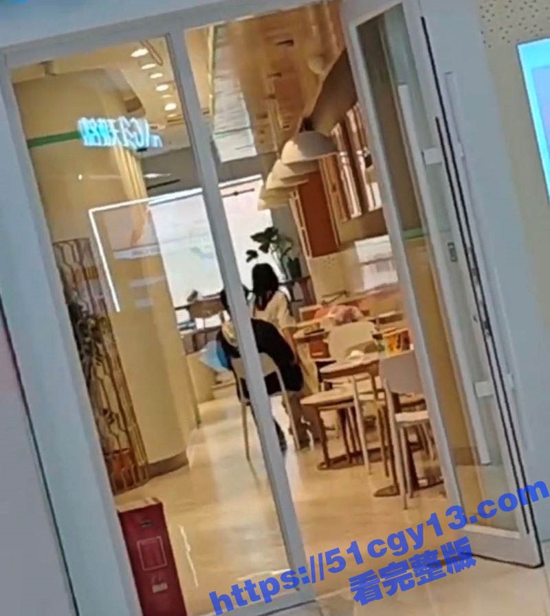 宁乡步行街 罗曼蛋糕店 欲望燃烧的情侣竟当场上演活春宫 女上位忘我放纵 简直颠覆三观！