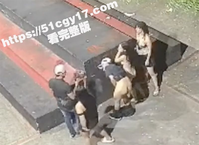 欧美二男三女深夜公园群P大戏 监控记录全过程激情场面 论尺度大还得是老外啊！