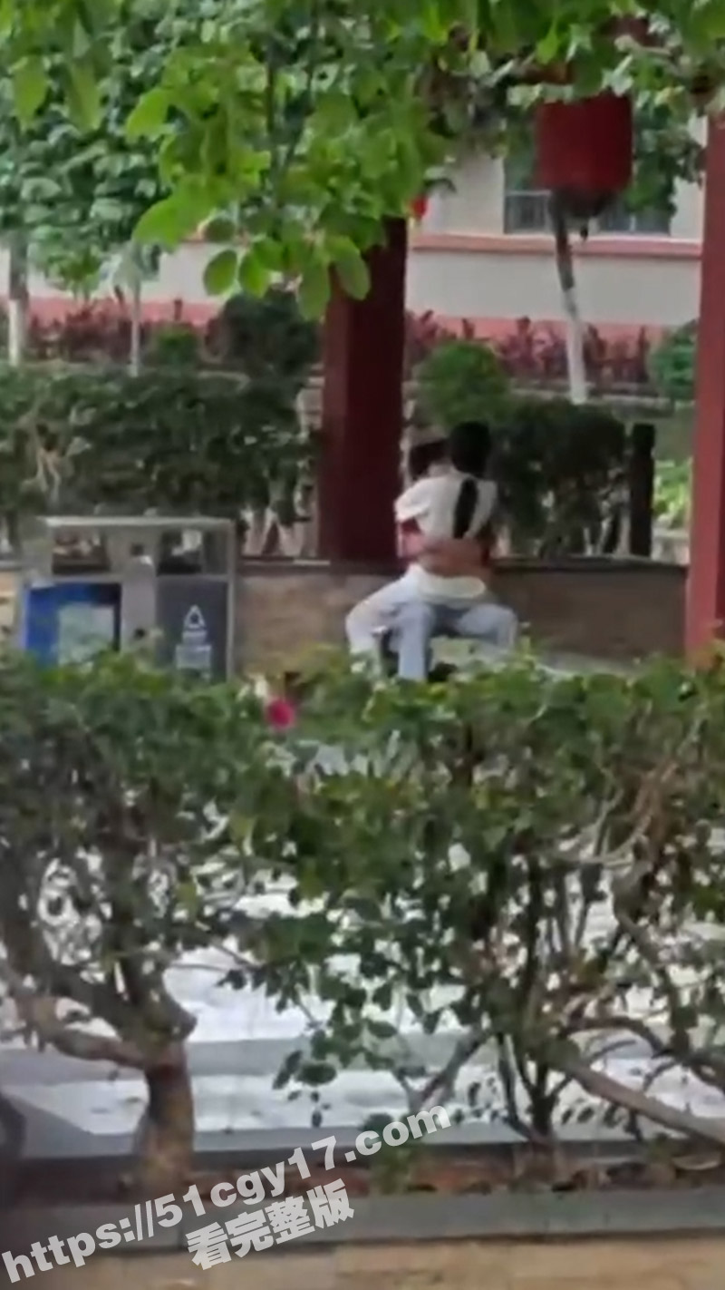广东食品药品职业学院 情侣野战偷拍曝光 从白天操到晚上 年轻人逼瘾是真大啊！