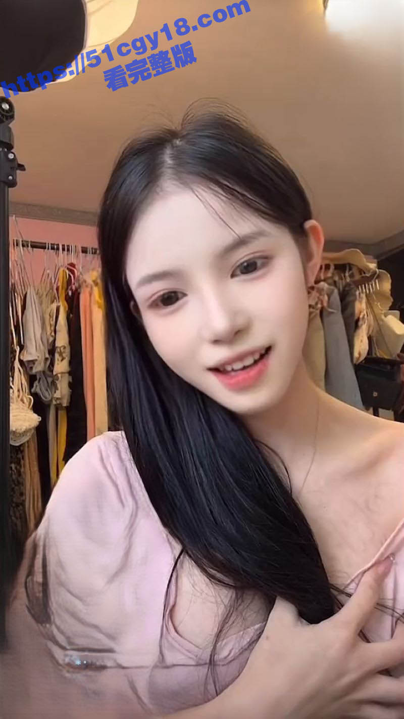 抖音嫩妹真空带货 胸前凸点清晰可见 性感曲线引爆流量！ 现在连卖内衣都这么卷了吗？