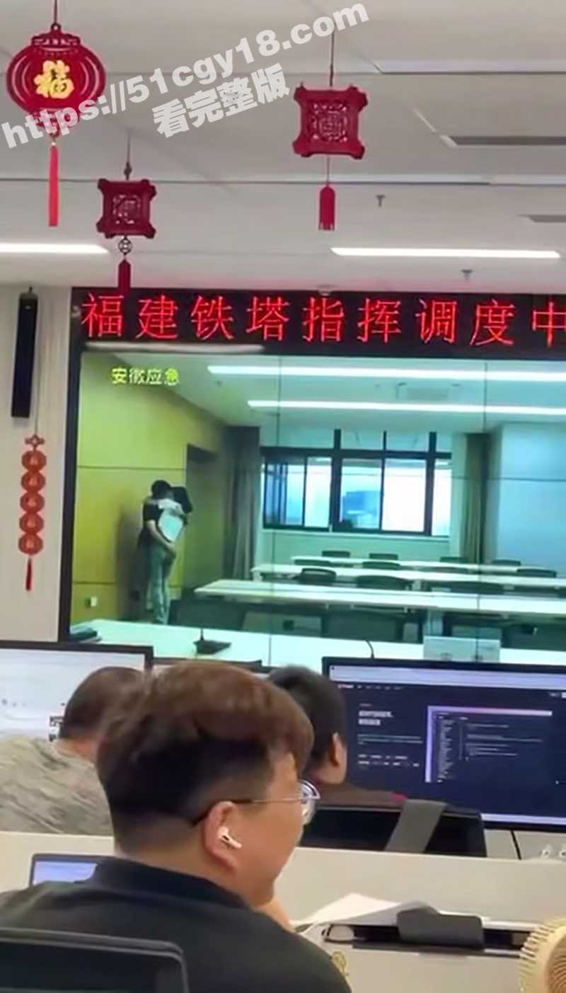 福建铁塔男女接吻视频（3）